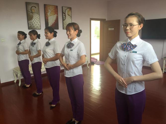 上饶管理中心瑞洪收费站开展“文明窗口 礼仪先行”专题培训活动